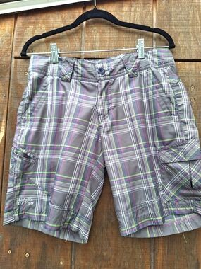 Cabela's Women Size 6 Gray Plaid Cargo Shorts with Green & Pink Accents